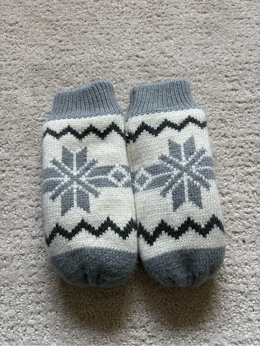 The North Face Fair Isle Snowflake Sherpa Fleece Lined Knit Mittens Grey M/L